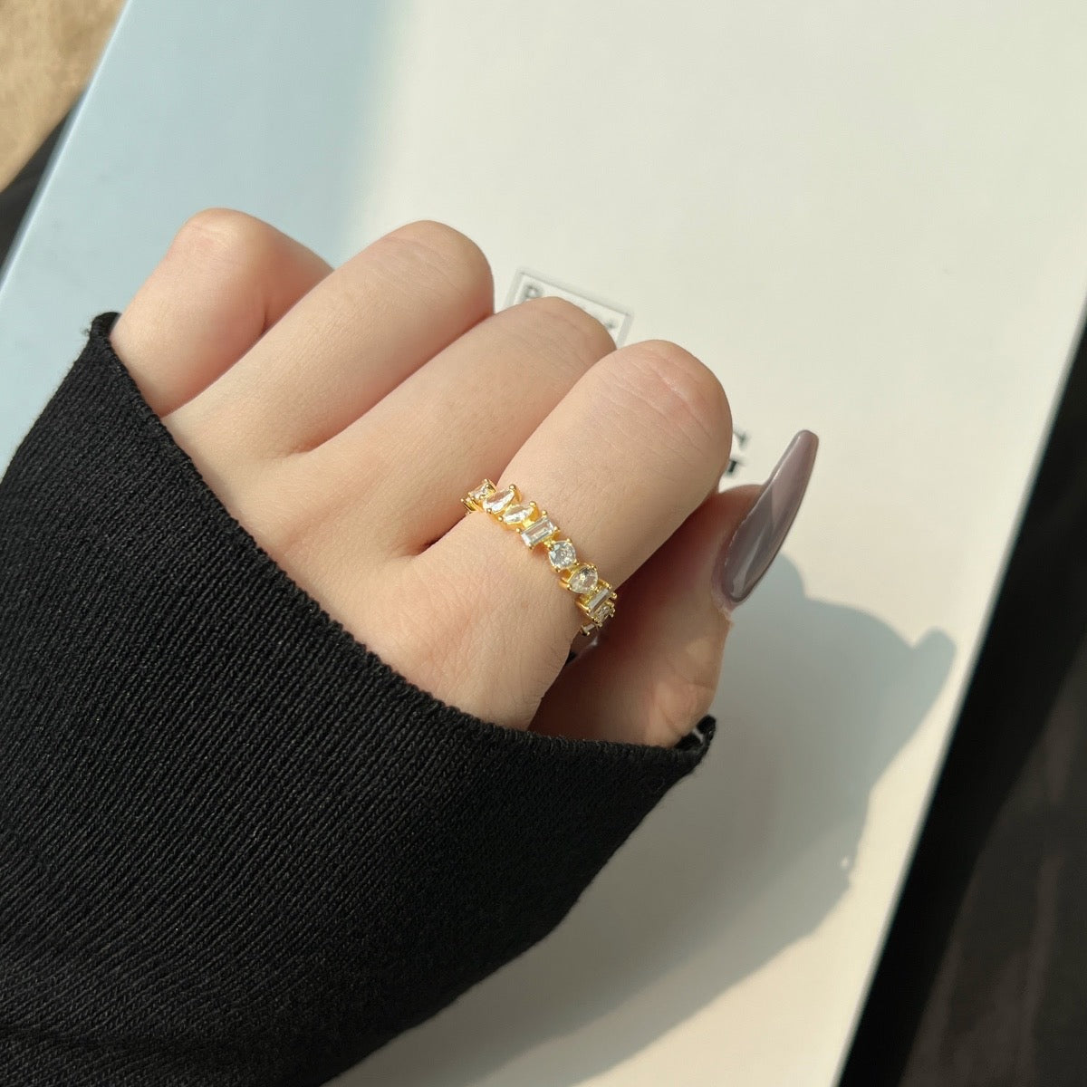 Anello con zirconi asimmetrici