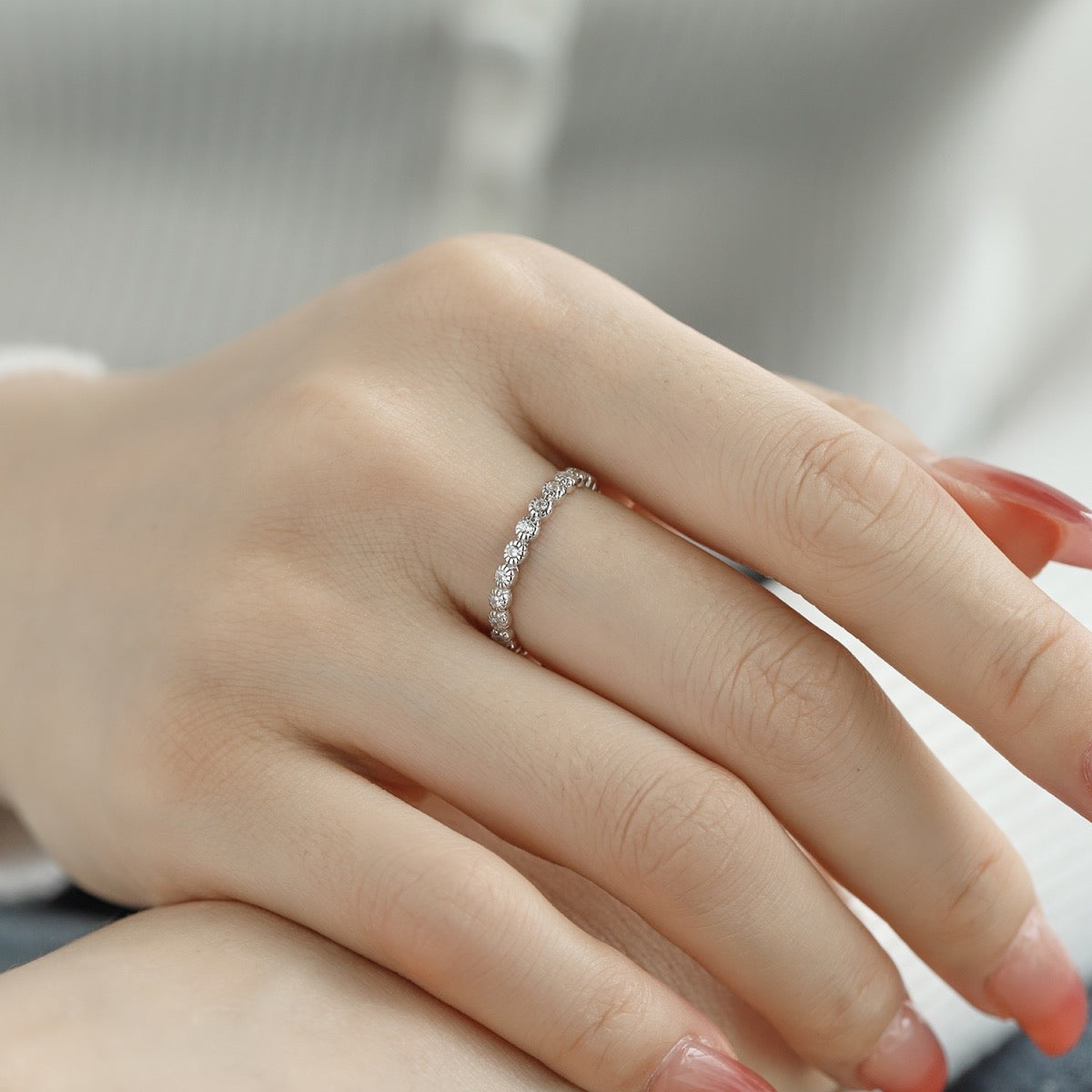 Anello con zirconi circolari