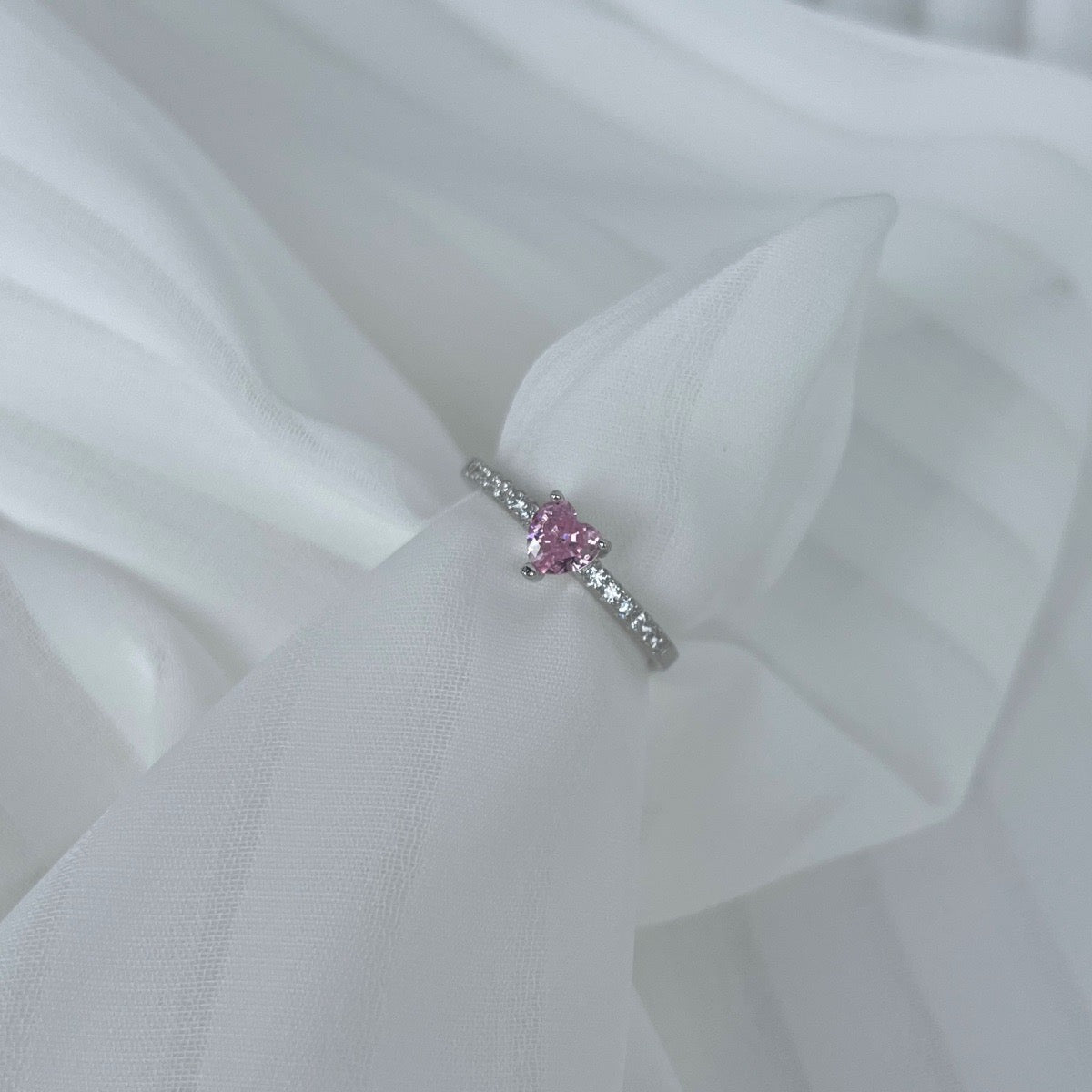 Anello con cuore piccolo in zirconi rosa