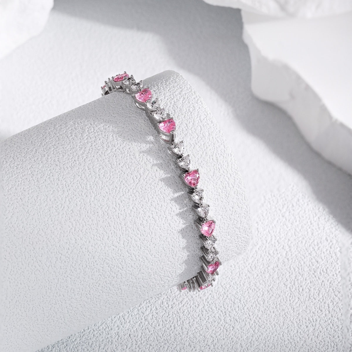 Bracciale con cuori rosa e trasparenti