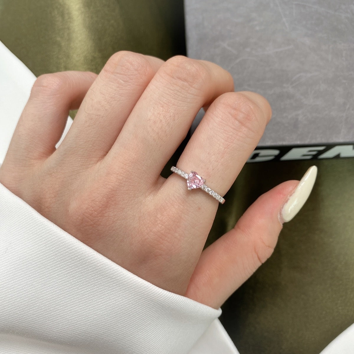 Anello con cuore piccolo in zirconi rosa