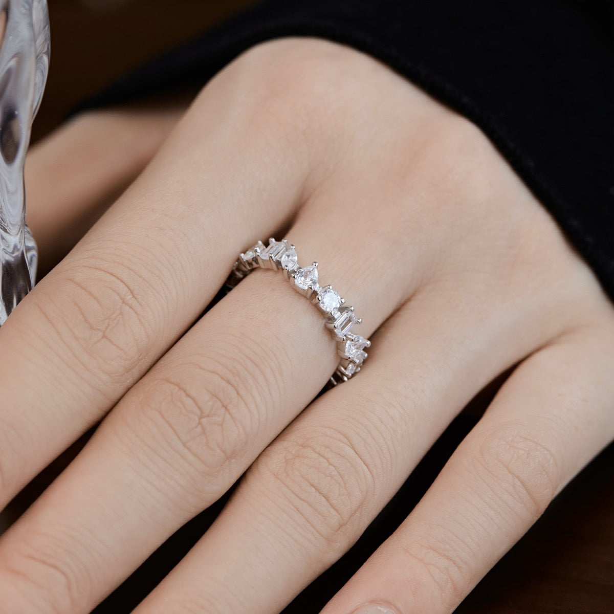 Anello con zirconi asimmetrici
