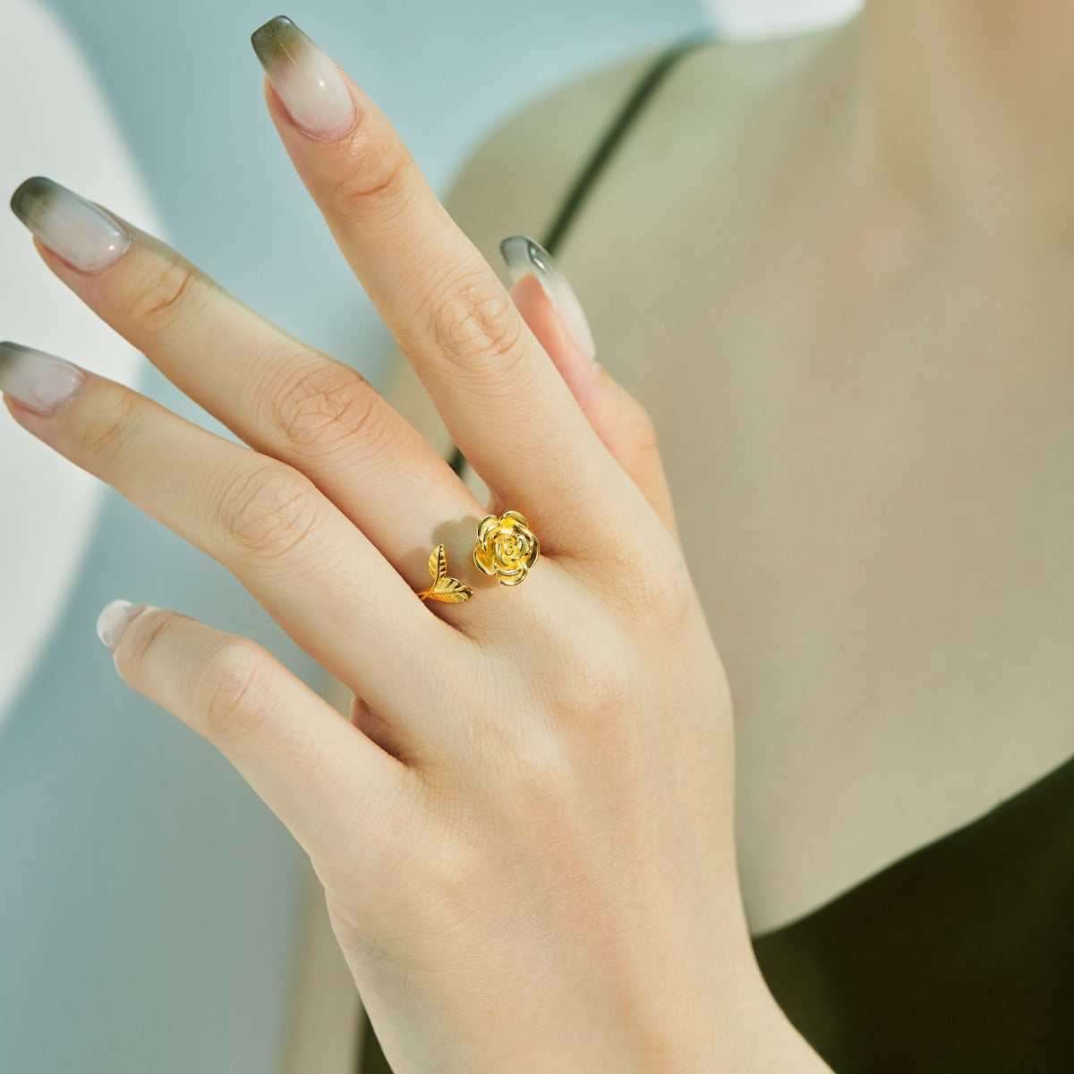 Anello con rosa regolabile
