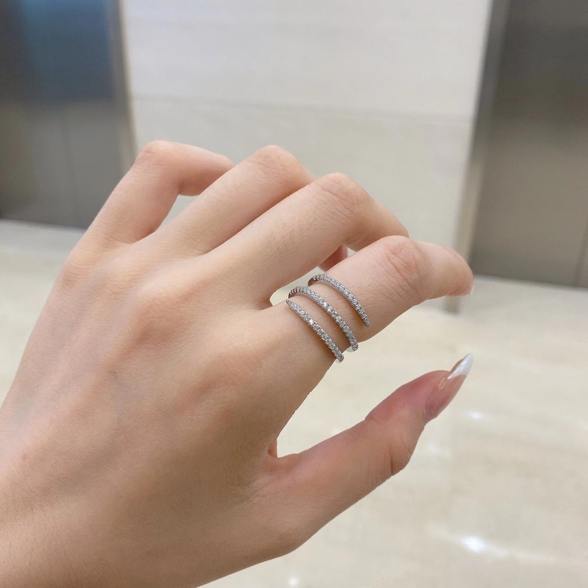 Anello arricciato con zirconi