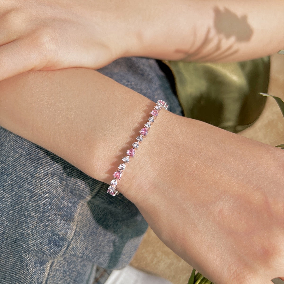 Bracciale con cuori rosa e trasparenti
