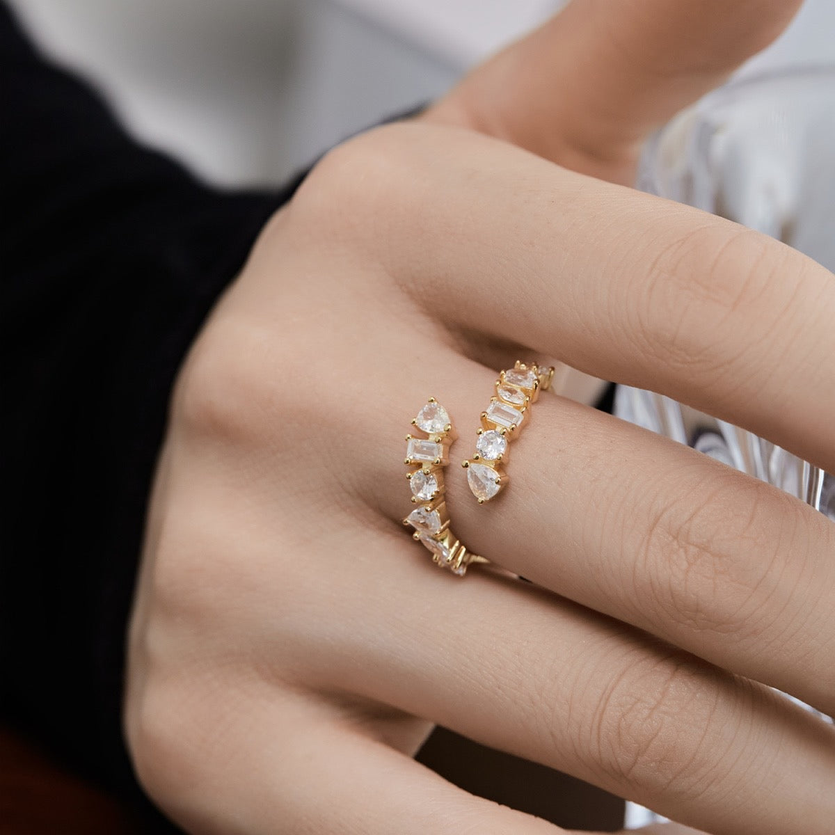 Anello regolabile con zirconi asimmetrici