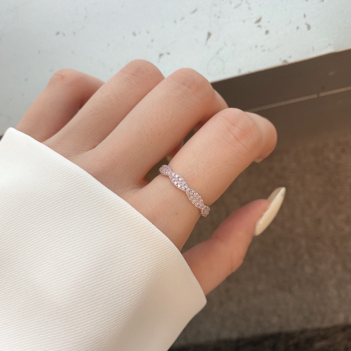 Fedina intrecciata con zirconi rosa