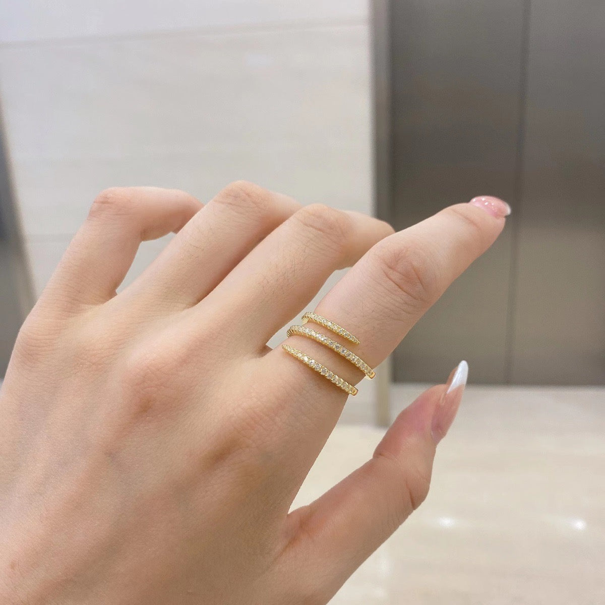 Anello arricciato con zirconi