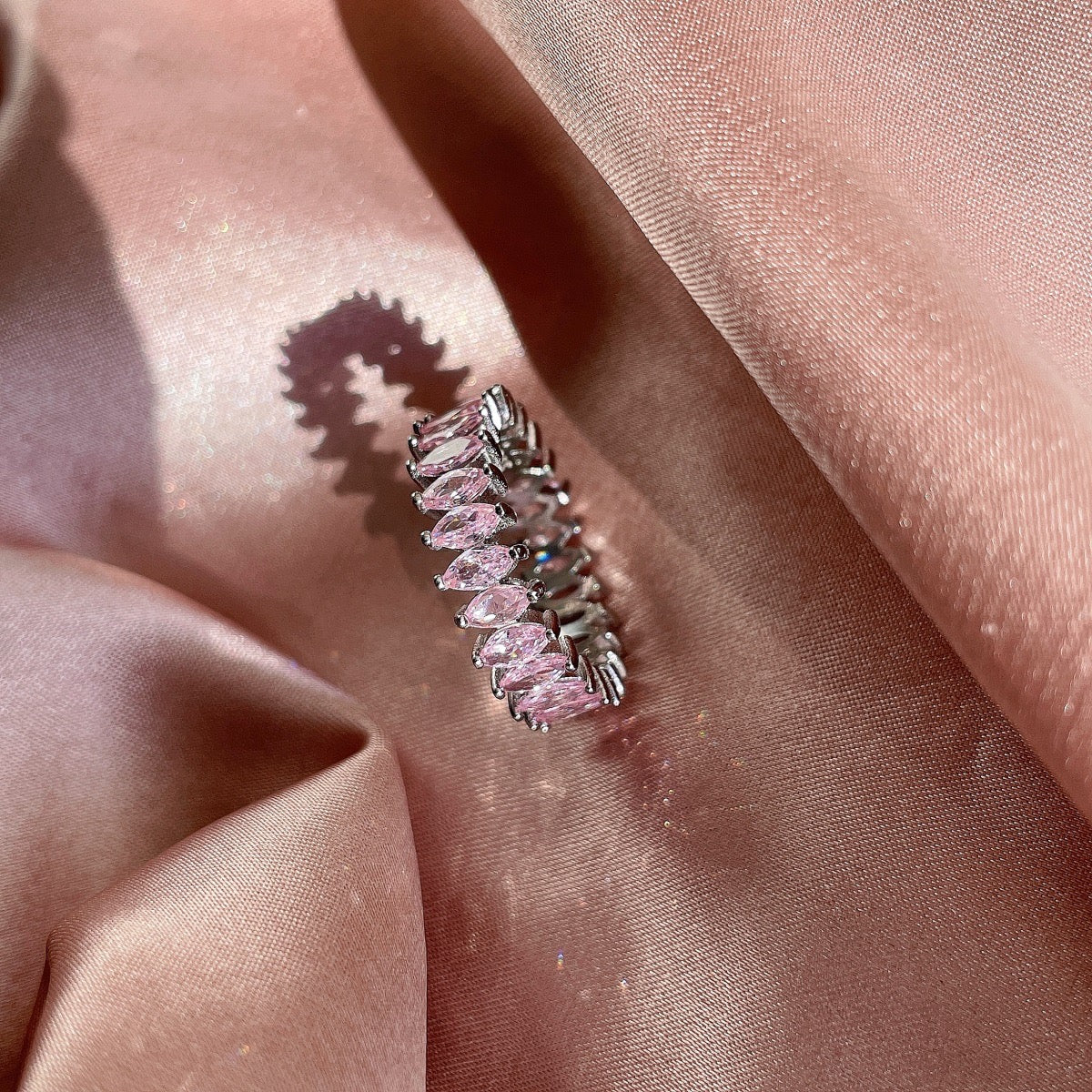 Anello con zirconi rosa