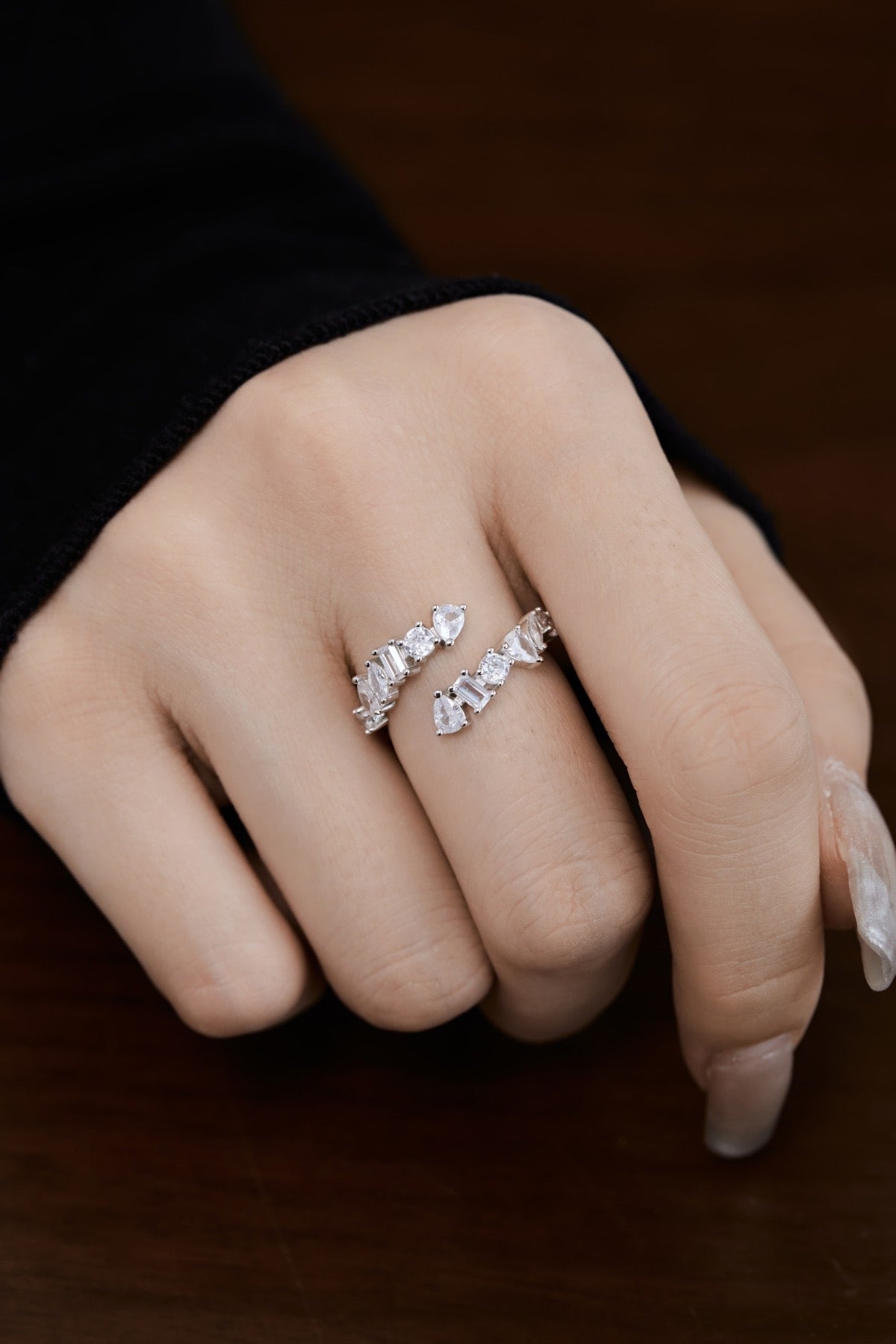 Anello regolabile con zirconi asimmetrici