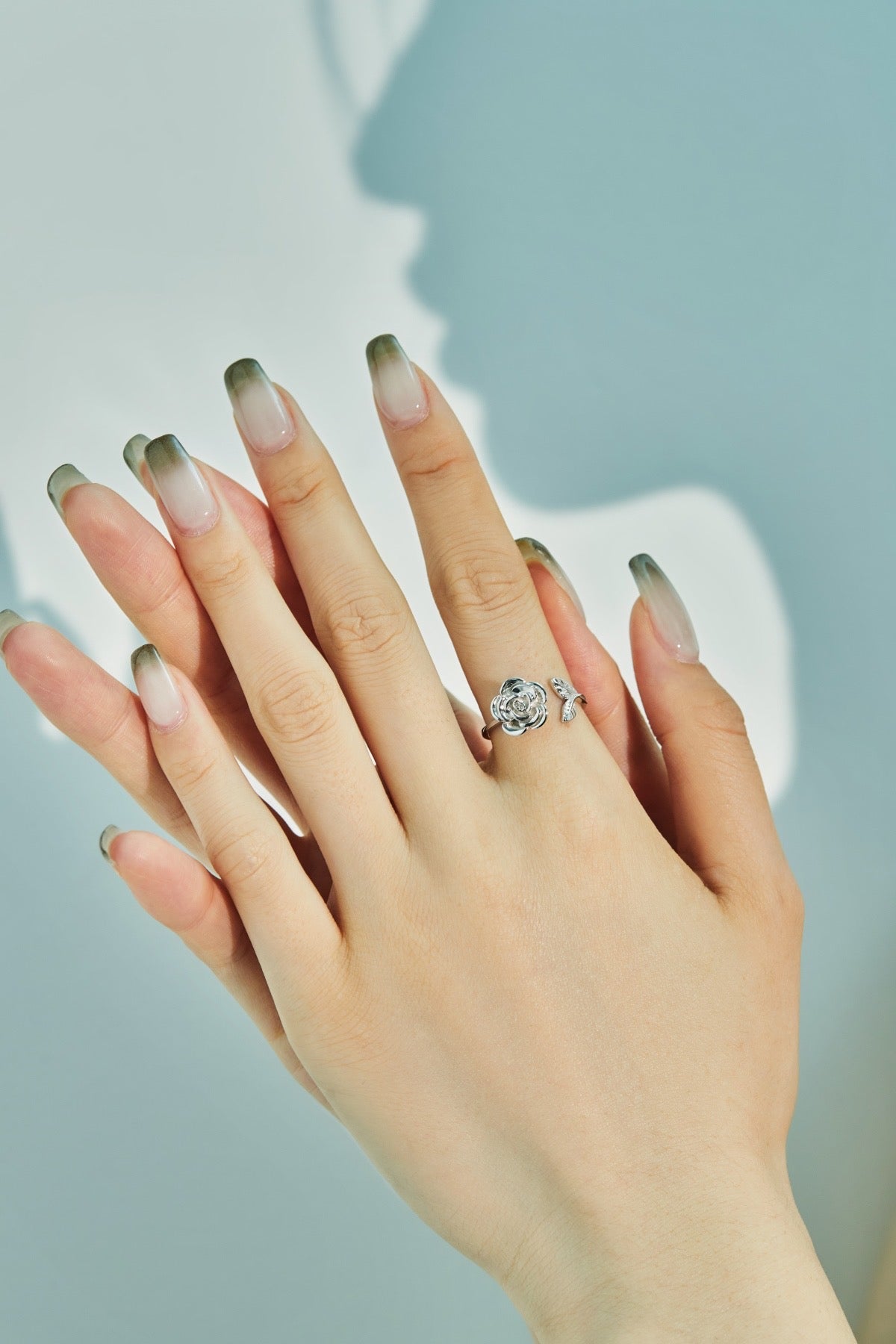 Anello con rosa regolabile
