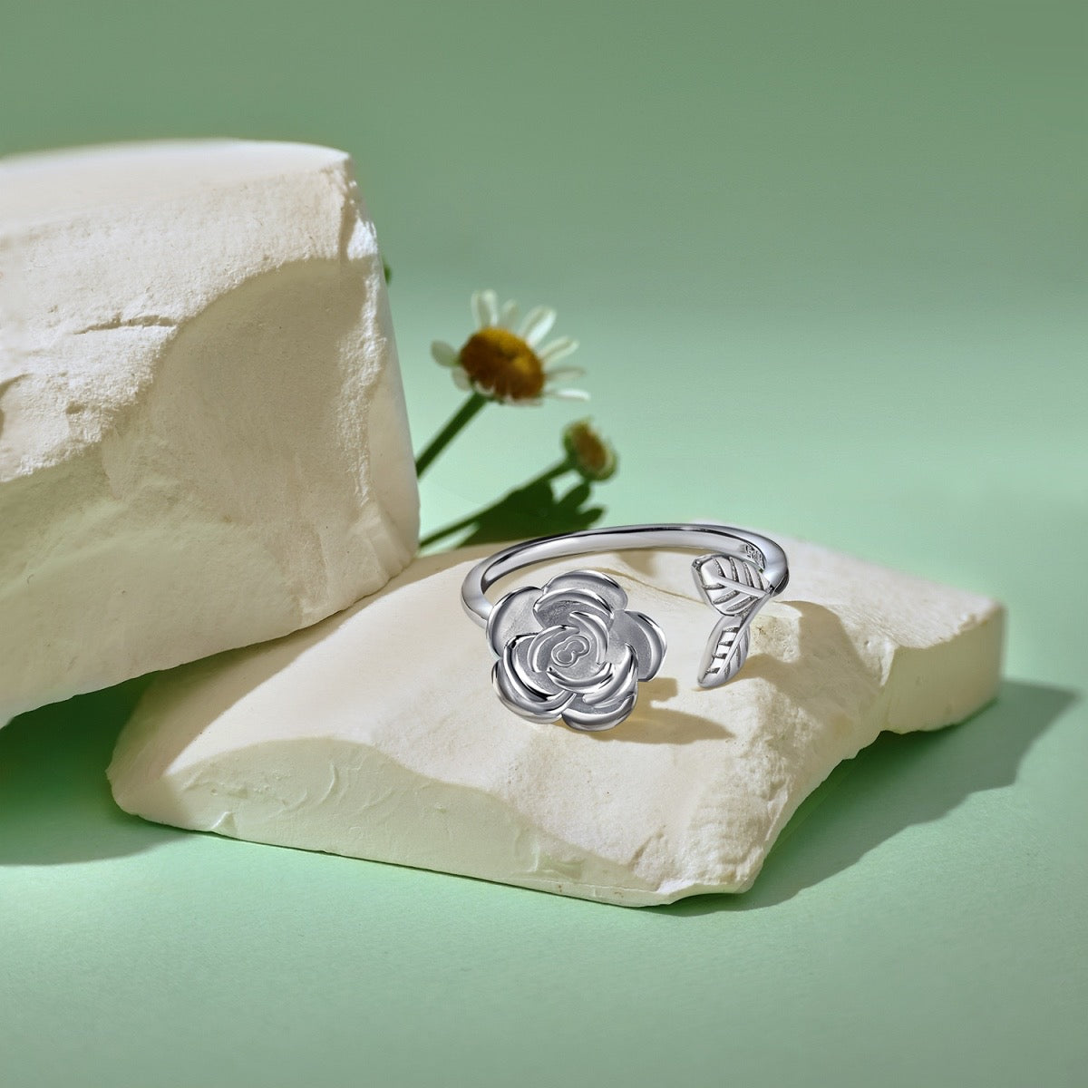 Anello con rosa regolabile
