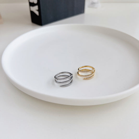 Anello arricciato con zirconi