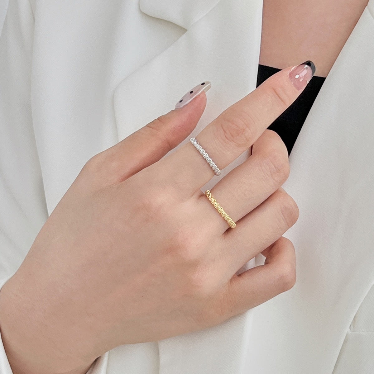 Anello con intreccio