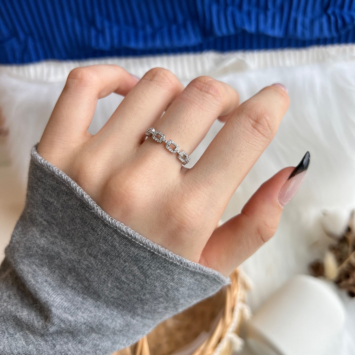 Anello catena con zirconi