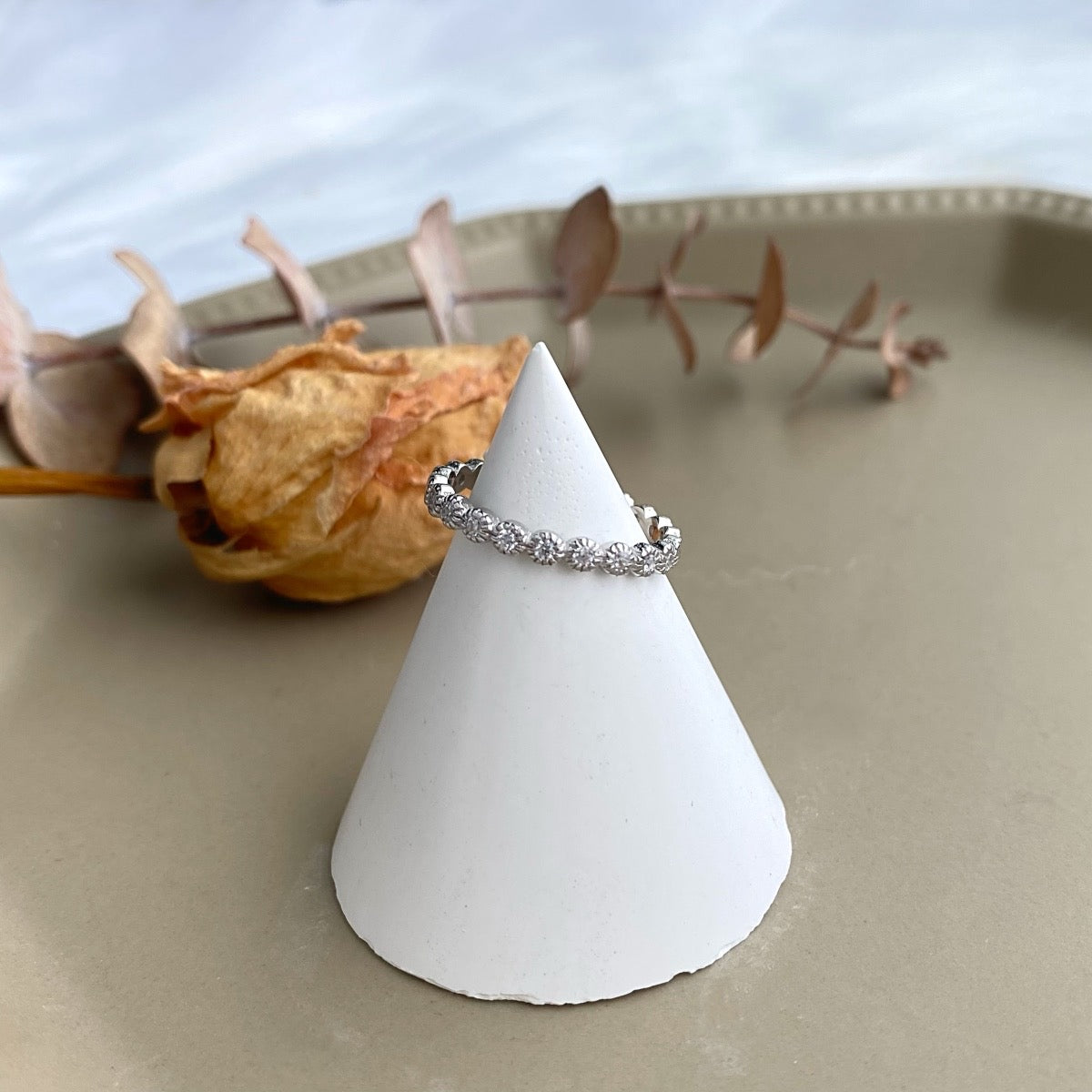 Anello con zirconi circolari