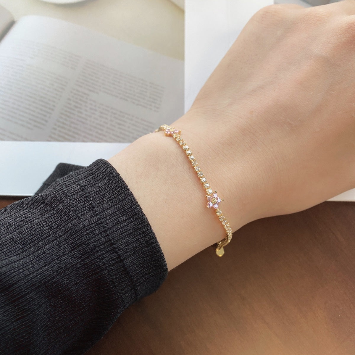Bracciale fiori di pesco con zirconi