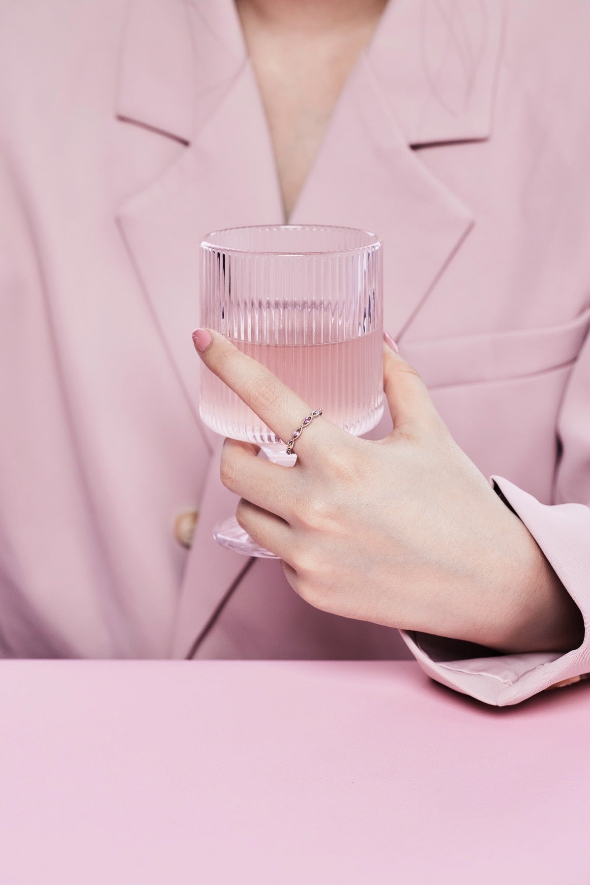 Anello intrecciato con zirconi multicolore