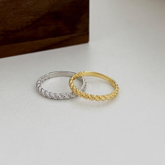 Anello con intreccio