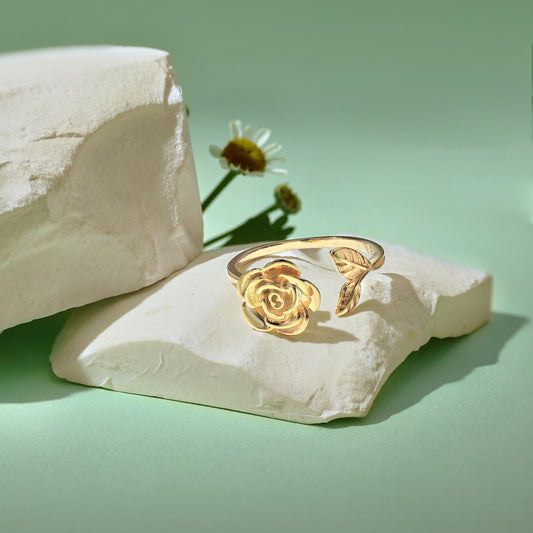 Anello con rosa regolabile